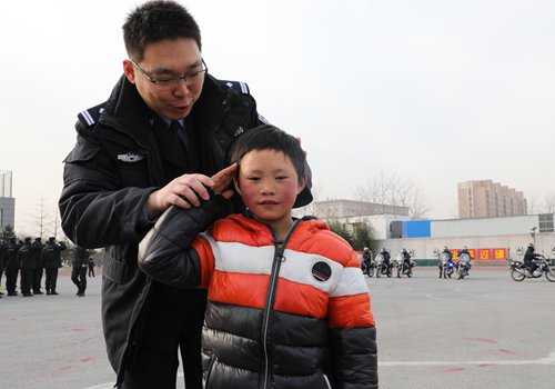 Chuyến tham quan Bắc Kinh của cậu bé tóc băng